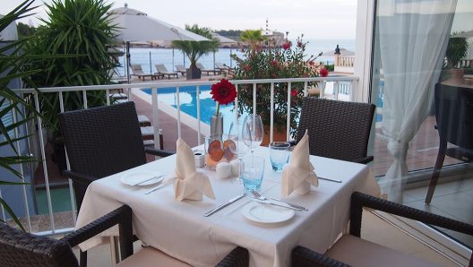 Apartamentos Orange Colom Seaside
