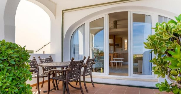 Apartamentos White Sands Beach Club