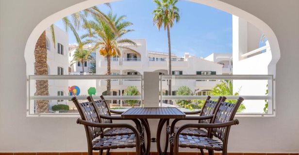 Apartamentos White Sands Beach Club