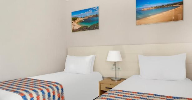 Apartamentos White Sands Beach Club