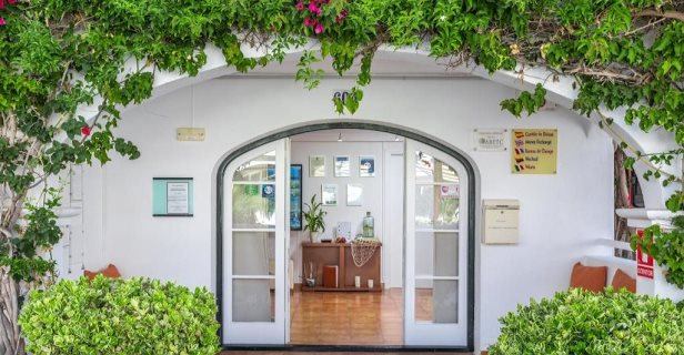 Apartamentos White Sands Beach Club