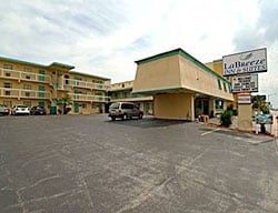 Hotel La Breeze Inn & Suites