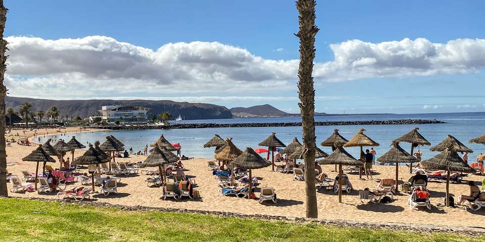 Praia de El Camisón, em Tenerife, com palmeiras à beira-mar