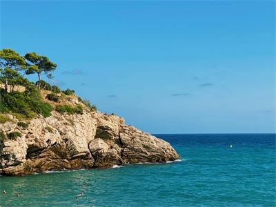 Costa rochosa e mar em Salou