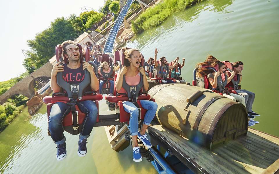 Visitantes a divertir-se numa montanha-russa em PortAventura