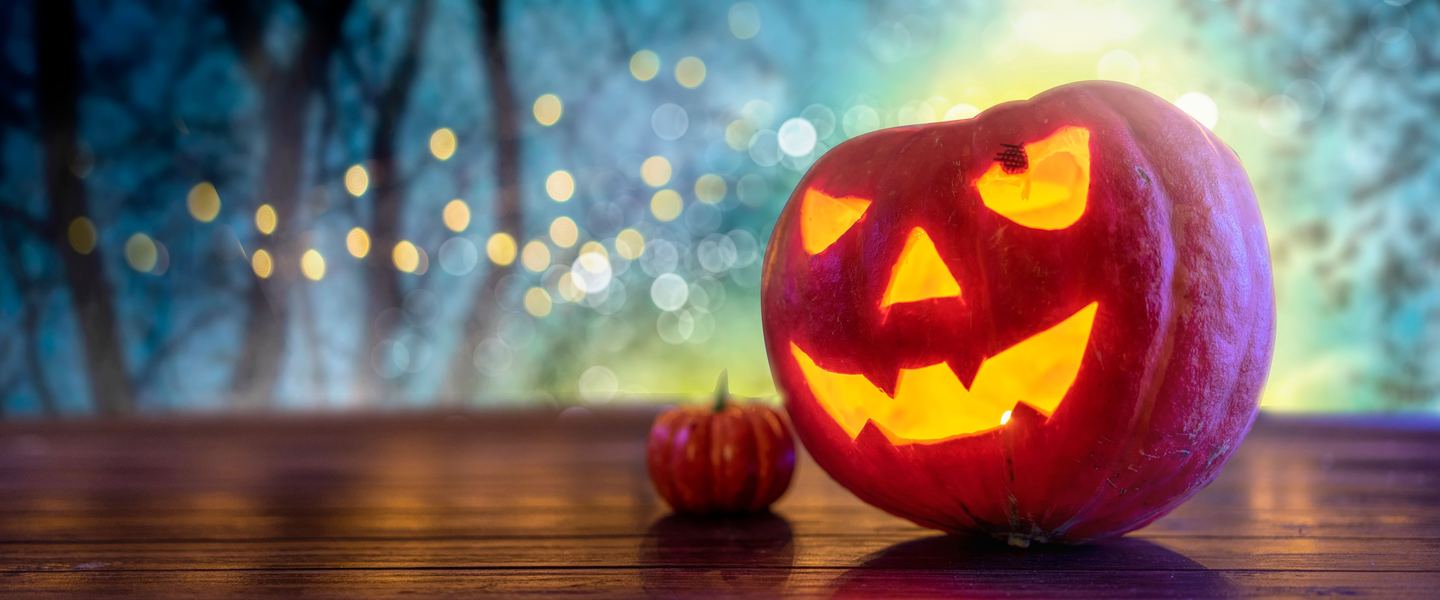 Calabaza iluminada y decoración de Halloween