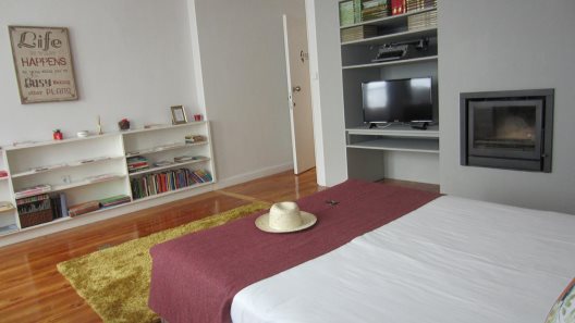 Hostal Charm Garden Almada