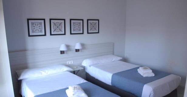Hostal La Perla Granada Suites