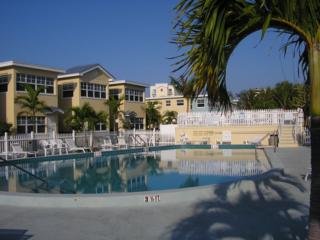 Hotel Barefoot Beach Condo Resort
