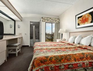 Hotel Baymont Inn & Suites Near Busch Garden