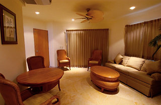Hotel Blue Parrot Suites