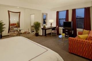 Hotel Carlyle Suites
