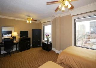 Hotel Clarion Inn & Suites