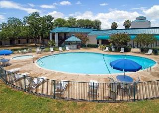 Hotel Clarion Inn & Suites Near Fort Sam Houston