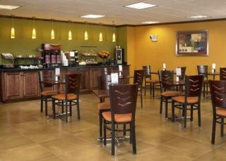 Hotel Comfort Inn & Suites Near Union Station
