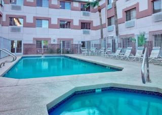 Hotel Comfort Suites Airport