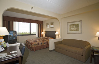 Hotel Comfort Suites Airport & Cruise Port
