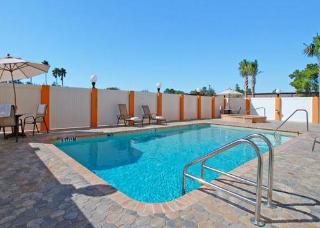 Hotel Comfort Suites Near Raymond James Stadium