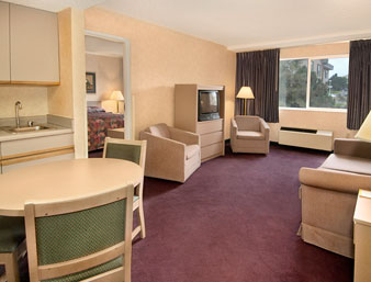 Hotel Days Inn & Suites West-golden