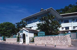 Hotel Doctors Cave Beach