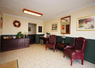 Hotel Econo Lodge Inn & Suites Airport