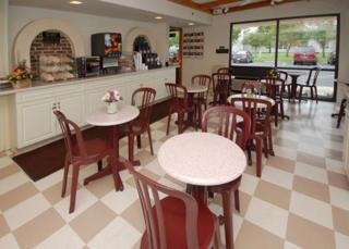 Hotel Econo Lodge & Suites Resort