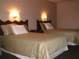 Hotel Goldstar Inn & Suites