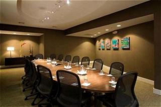 Hotel Holiday Inn And Suites Airport
