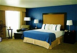 Hotel Holiday Inn And Suites Airport