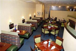 Hotel Holiday Inn And Suites Airport