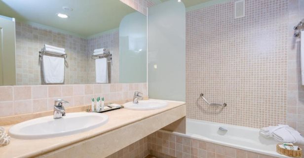 Hotel Holiday World Riwo