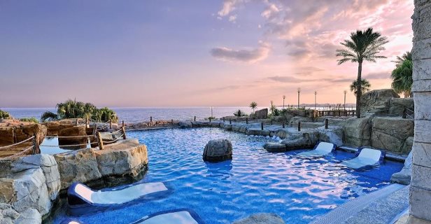 Hotel Holiday World Riwo