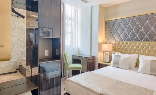 Hotel Meraprime Gold Design