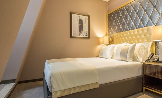 Hotel Meraprime Gold Design