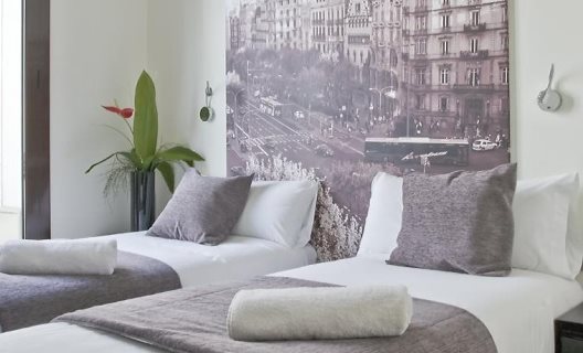 Hotel Next To La Pedrera