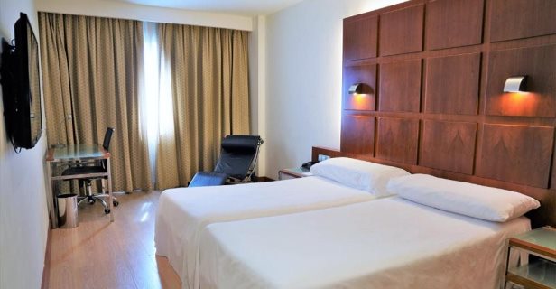 Hotel Port Valencia Azafata