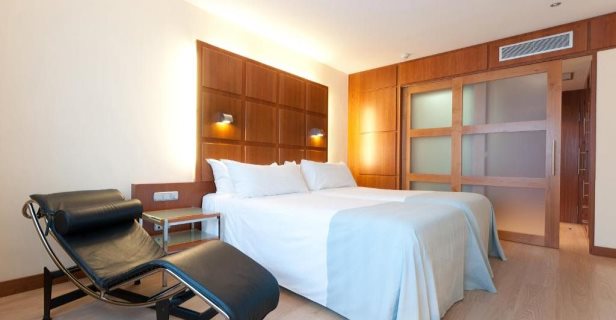 Hotel Port Valencia Azafata