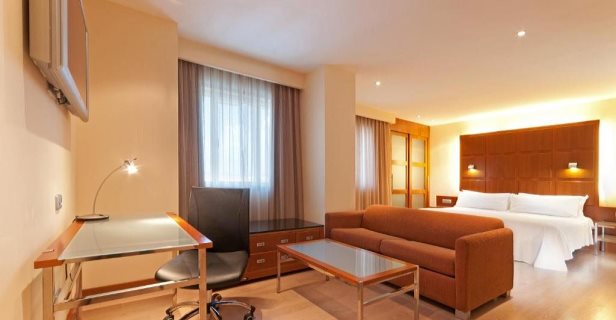 Hotel Port Valencia Azafata