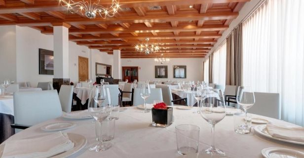 Hotel Port Valencia Azafata