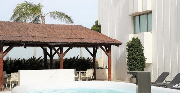 Hotel Port Valencia Azafata