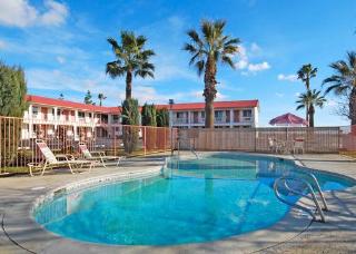 Hotel Rodeway Inn Near I-5