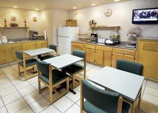 Hotel Rodeway Inn & Suites