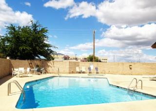 Hotel Rodeway Inn & Suites