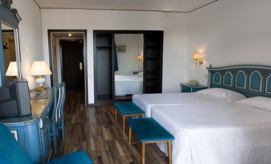 Hotel Roger De Flor By Seleqtta