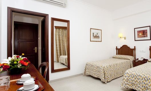 Hotel Sis Pins