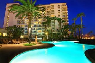 Hotel The Waterfront Beach Resort, A Hilton