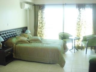 Hotel The West Queen Resort