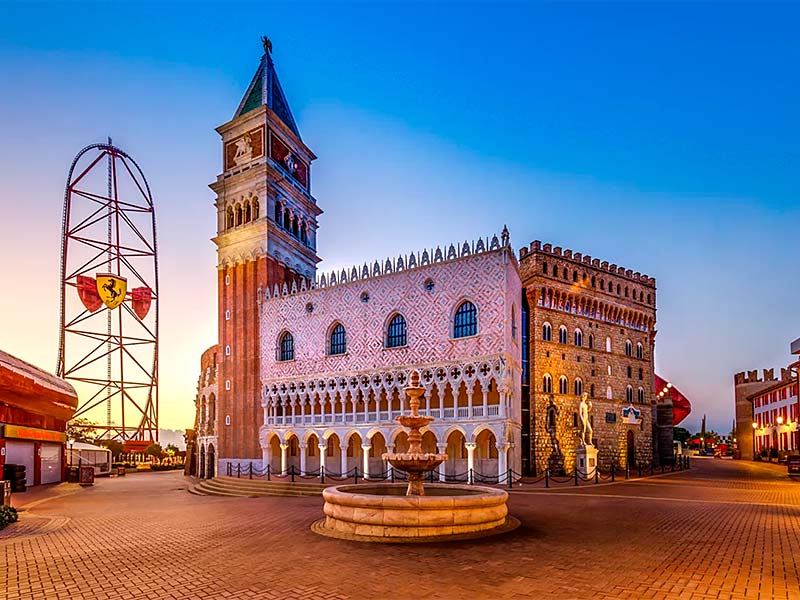 Praça de inspiração italiana e estrutura de Red Force em Ferrari Land