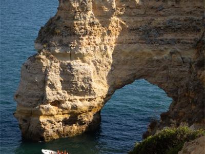 Acantilados junto al mar en el Algarve