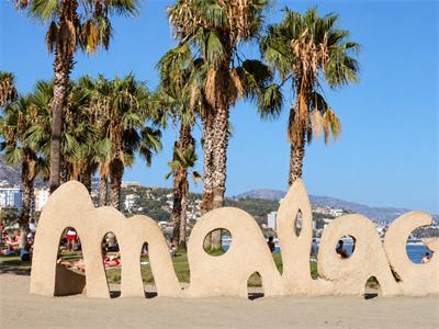 Letras de La Malagueta y palmeras en Málaga